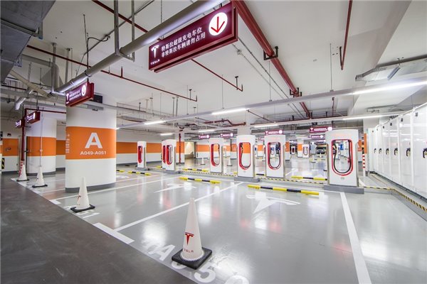 全球最大特斯拉超级充电站上海揭幕 同时为50辆汽车进行超级充电