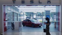 特斯拉“自动驾驶”陷巨大质疑 中国驾驶员该如何做？